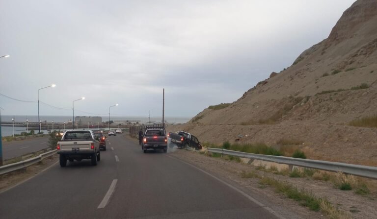 Iba por Ruta 3, despistó y terminó cayendo en el desagüe