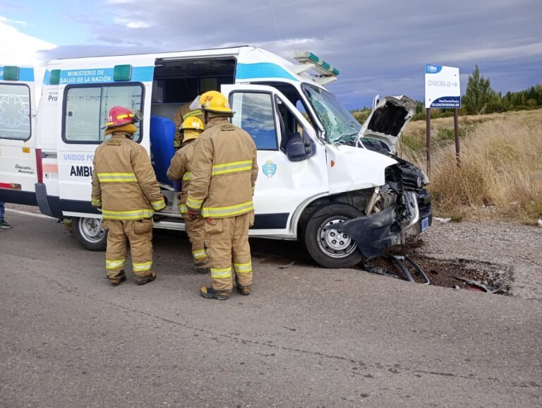 Una ambulancia colisionó con un camión