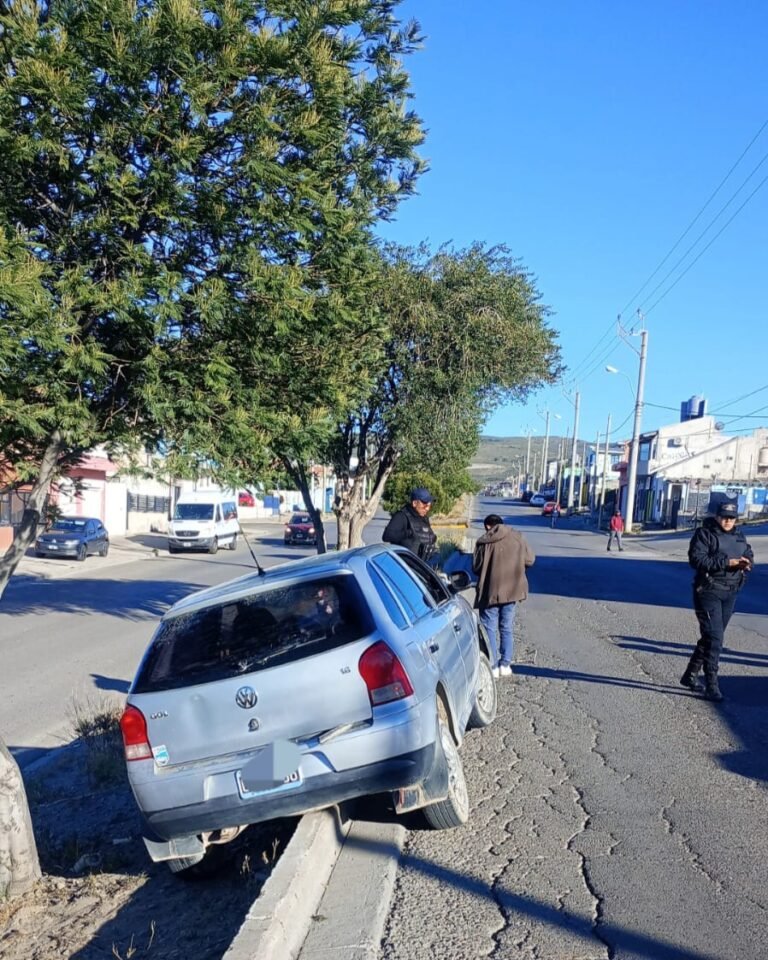 Manejaba alcoholizado, se quedó dormido y terminó con el auto en el boulevard