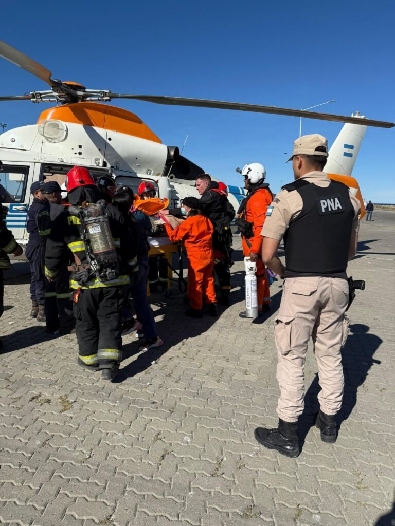 Emergencia en el mar: Prefectura aeroevacuó a un tripulante en un riesgoso operativo