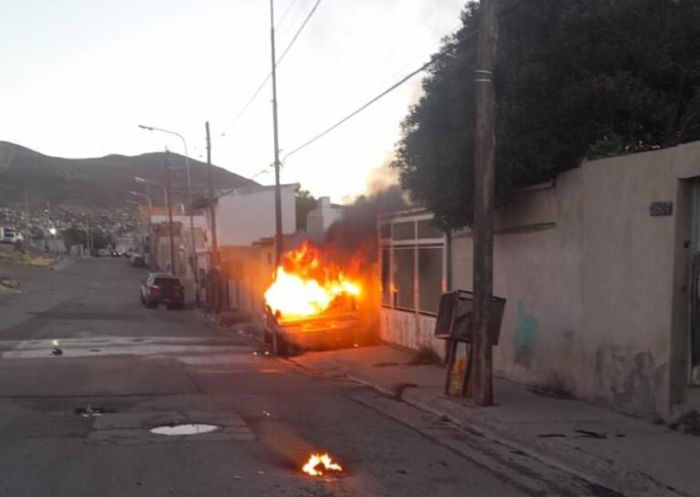 Le habrían prendido fuego la camioneta mientras dormía