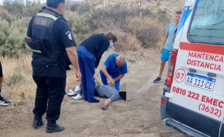 Un ciclista sufrió un accidente en un sendero y debió ser rescatado