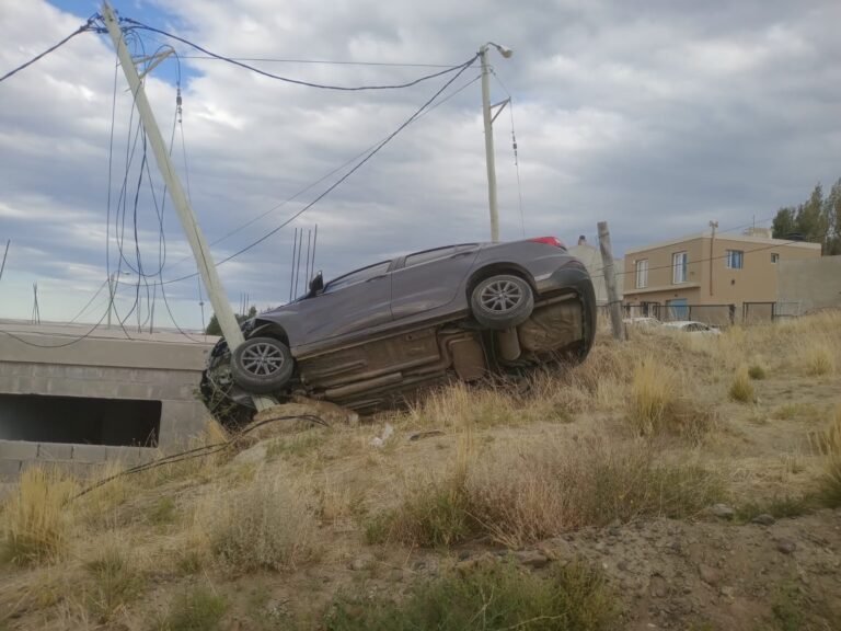 Perdió el control del auto y terminó chocando contra un poste de luz