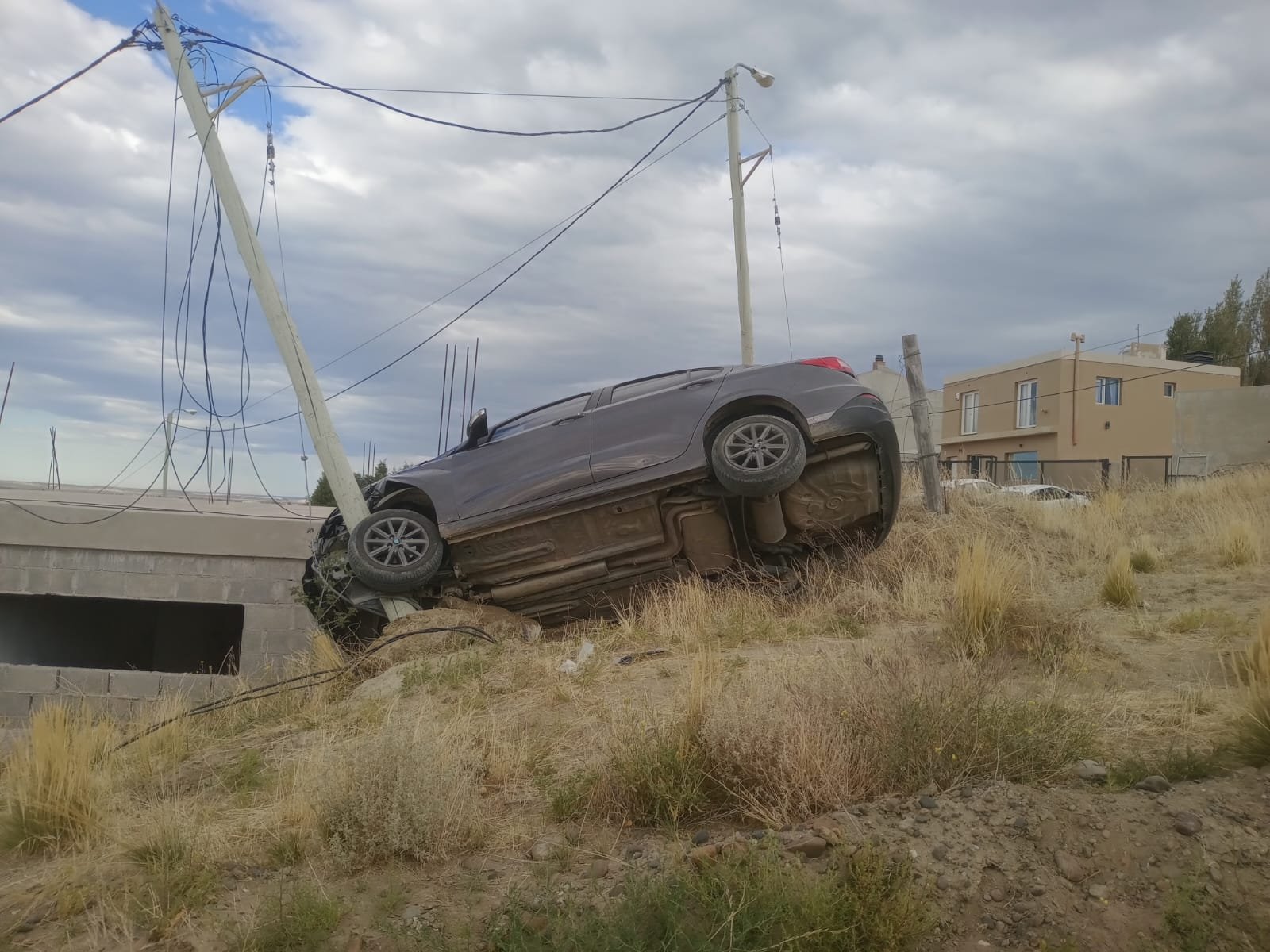 Perdió el control del auto y terminó chocando contra un poste de luz ...