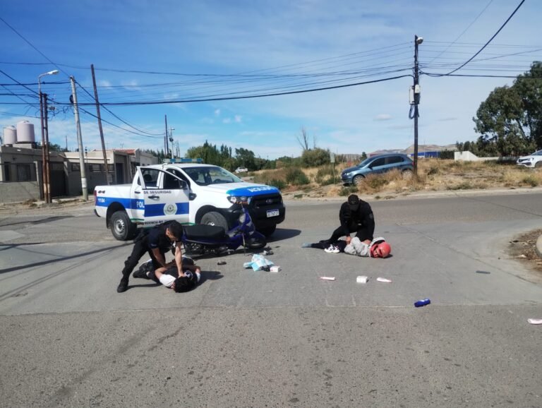 Robaron en un supermercado, escaparon en una moto y tras una persecución los atraparon