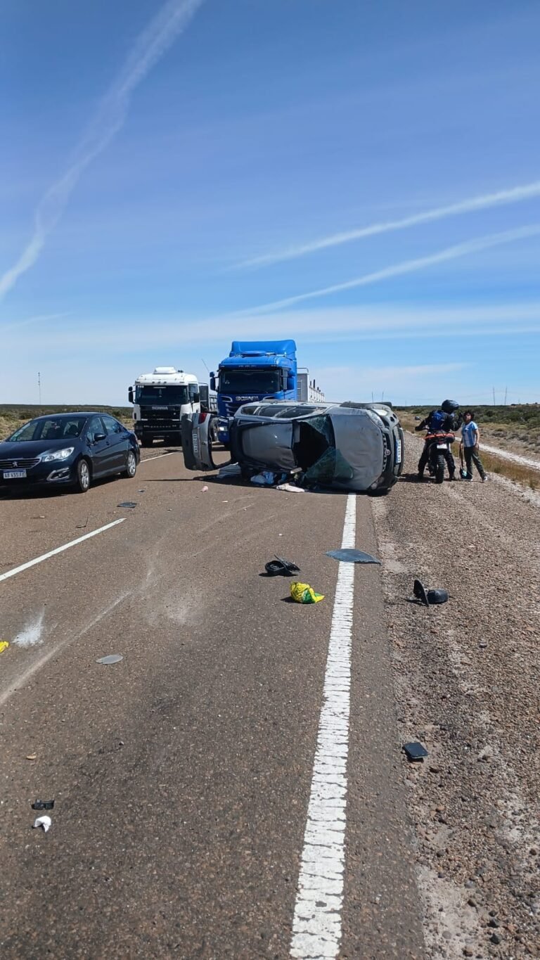 Volcó un vehículo con tres ocupantes