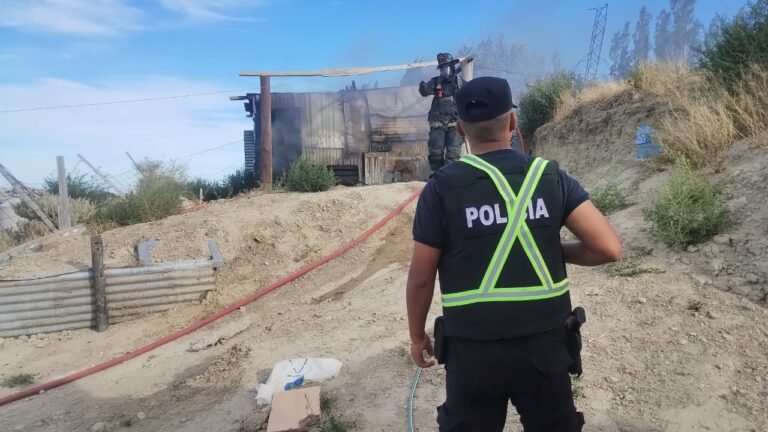 Las llamas consumieron una precaria vivienda