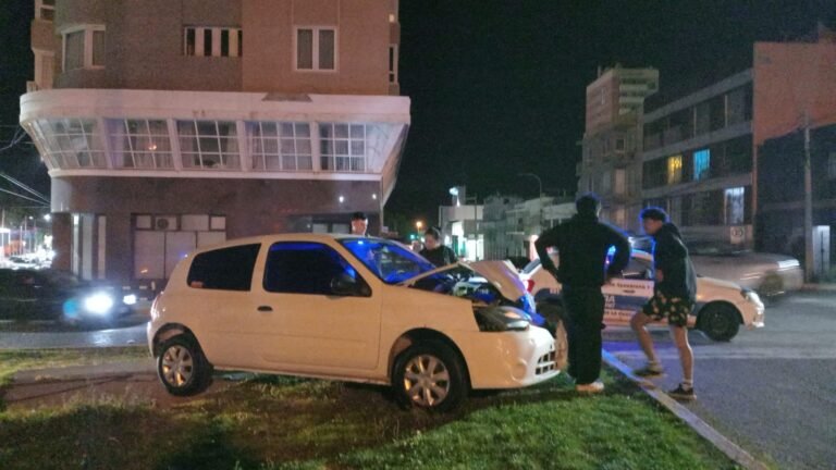 Dos autos protagonizaron un fuerte choque en el ingreso al Centro