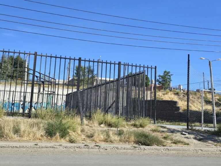 Alertan por la presencia de un hombre que “les escanea los ojos a los niños” en el barrio Moure