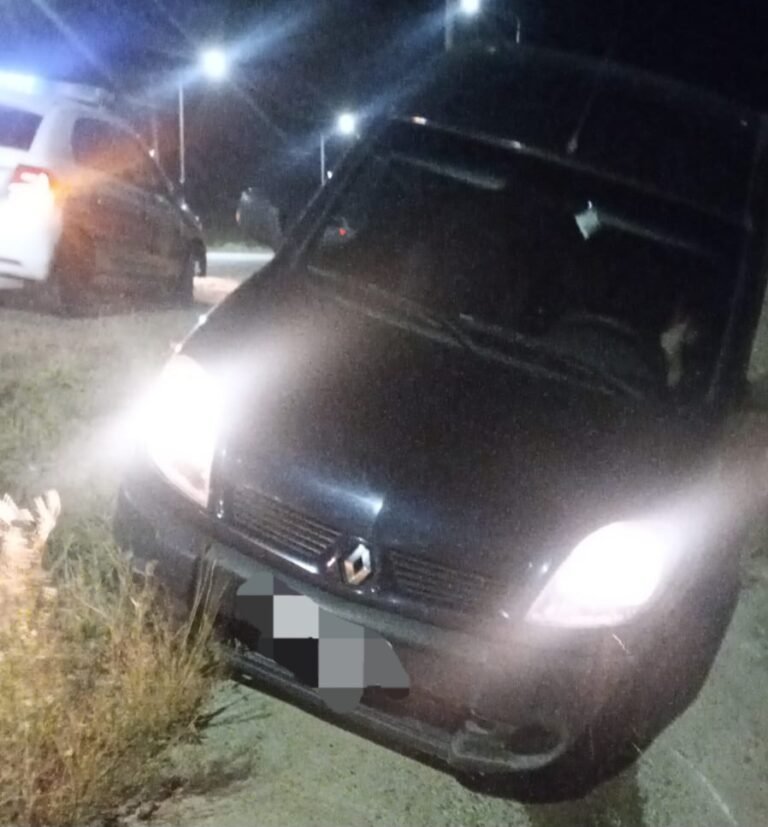 Perdió el control del auto y despistó en el camino Roque González