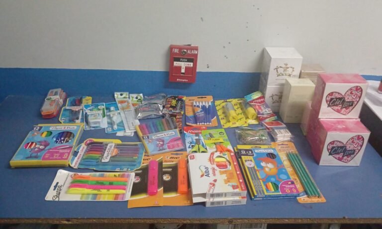 Detenido por robar útiles escolares, perfumes y chocolates de un supermercado
