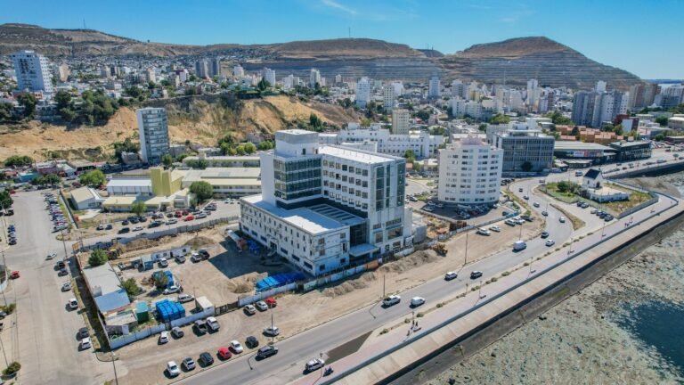 Othar recorrió la obra de la Clínica Polivalente, un centro de alta complejidad que fortalecerá el sistema de salud en Comodoro