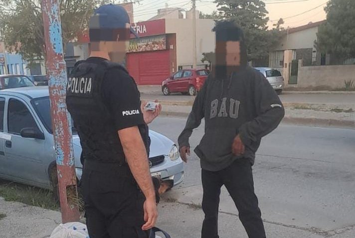 Caminaba por la avenida y la policía lo reconoció: tenía pedido de captura