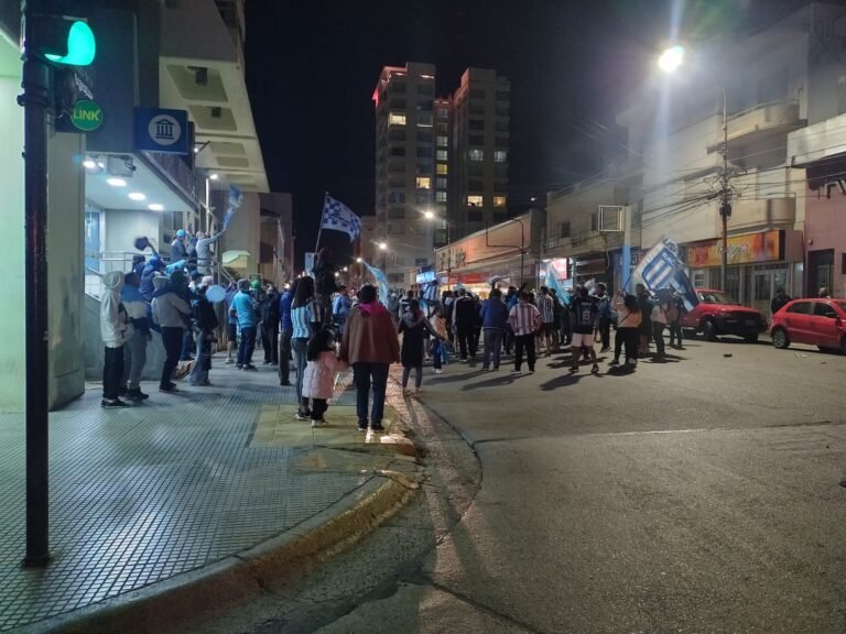 Alrededor de 80 fanáticos de Racing festejaron en el Centro de la ciudad