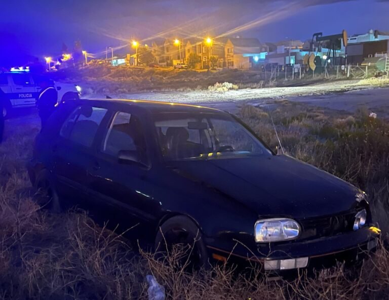 Chocó a otro vehículo, se escapó y dejó su auto abandonado