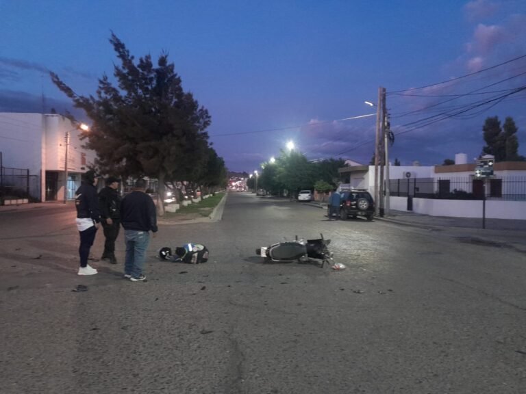 Chocó a un motociclista, lo dejó herido y se dio a la fuga