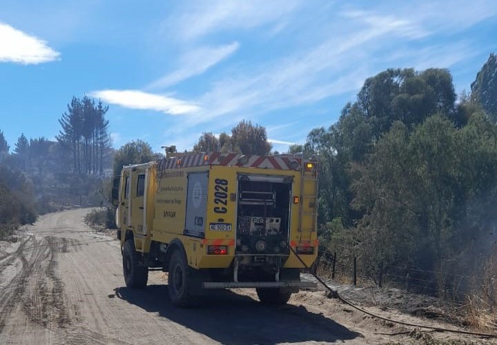 Refuerzan el operativo para combatir el incendio forestal en la zona de Trevelin