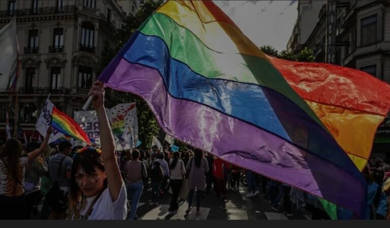 El Gobierno eliminará el financiamiento estatal en los tratamientos de cambio de género en mayores