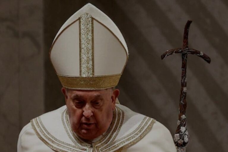 El Vaticano informó que el papa Francisco sufrió una crisis respiratoria asmática y sigue en estado “crítico”