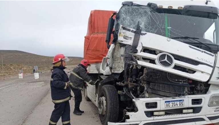 Gaseosas y cervezas destruidas tras choque entre dos camiones en la Ruta 3