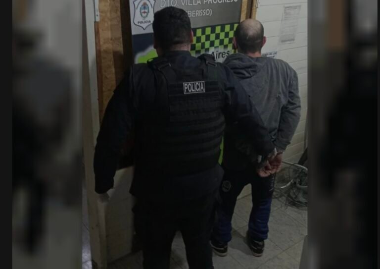 Un hombre atacó a un perro a mordiscos y lo mató tras ahorcarlo