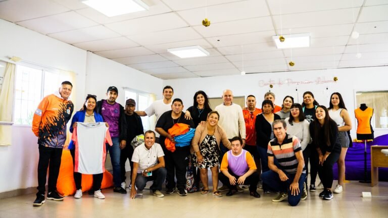 El Centro Laboral Textil entregó indumentaria deportiva a 9 clubes de Comodoro