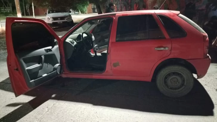 Un conductor iba con sus dos hijos y amenazó con un arma de fuego a una mujer