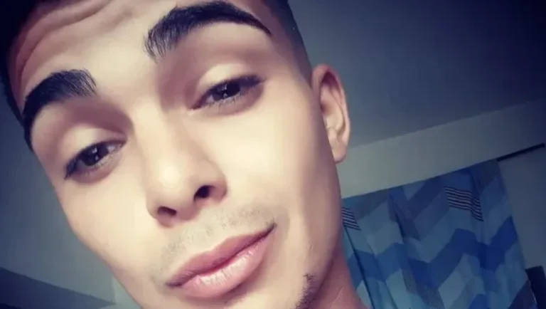 Fue apuñalado por el ex de su novia cuando iban al supermercado