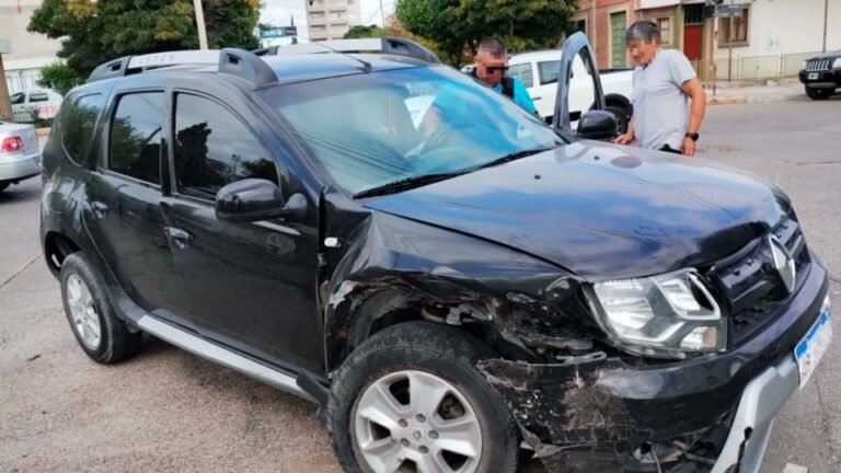 Chocó contra una camioneta y terminó incrustado en una casa