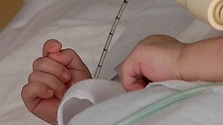 Un bebé se cayó adentro de un balde con lavandina y está grave