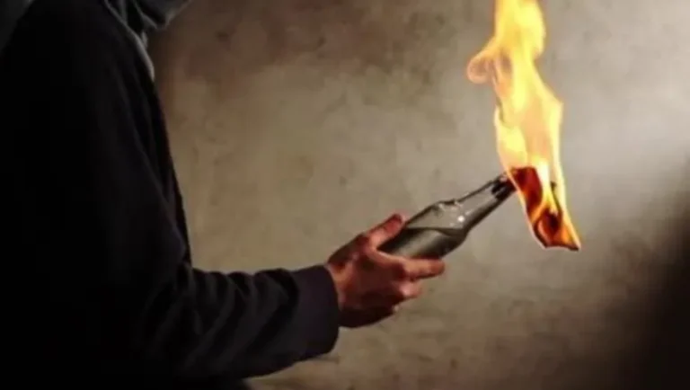 Dormía en su departamento y le tiraron una bomba molotov por la ventana