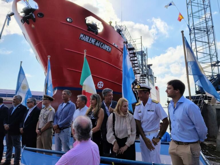 Realizaron la botadura de un nuevo buque pesquero que operará desde el puerto de Comodoro Rivadavia
