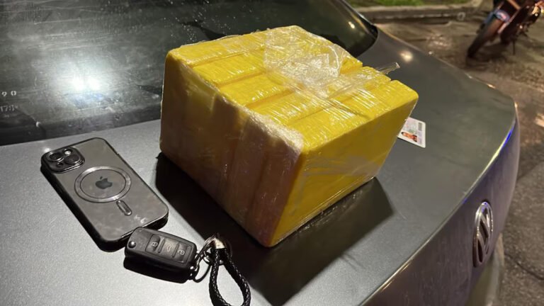 Cruzó varios semáforos en rojo, la Policía lo persiguió y le hallaron 5 kilos de cocaína