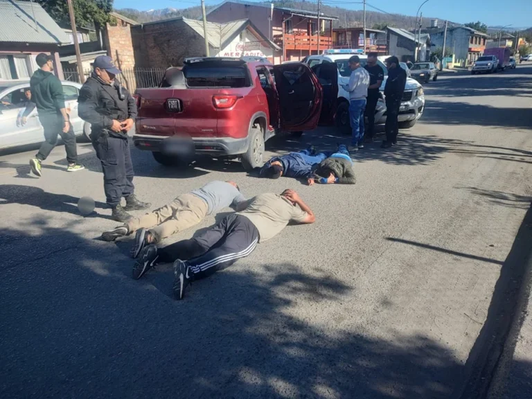 Detienen en El Bolsón a cuatro delincuentes con una camioneta robada