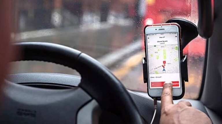 Un conductor de una app golpeó a una mujer de 68 años luego de que le ensuciara el auto con galletitas