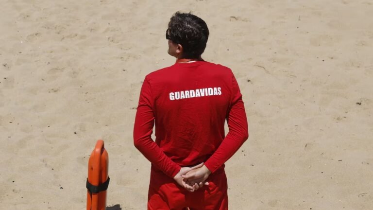 Un guardavidas rescató a un niño y luego fue agredido por el padre