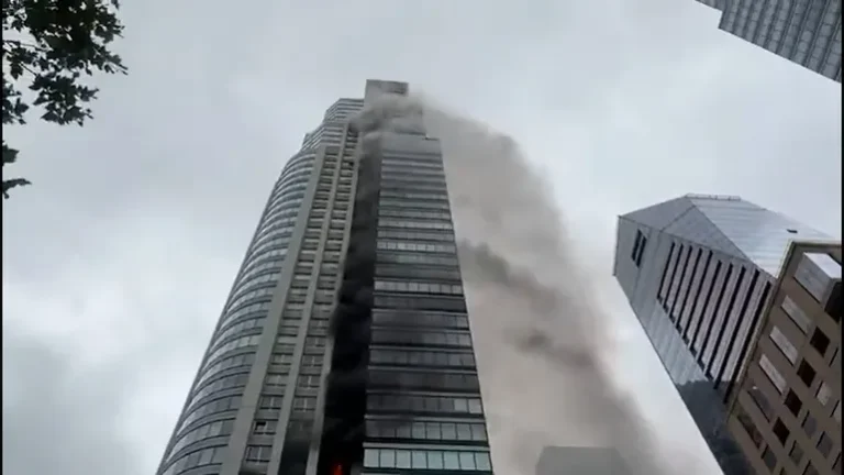 Se prendió fuego una torre de 54 pisos en Puerto Madero