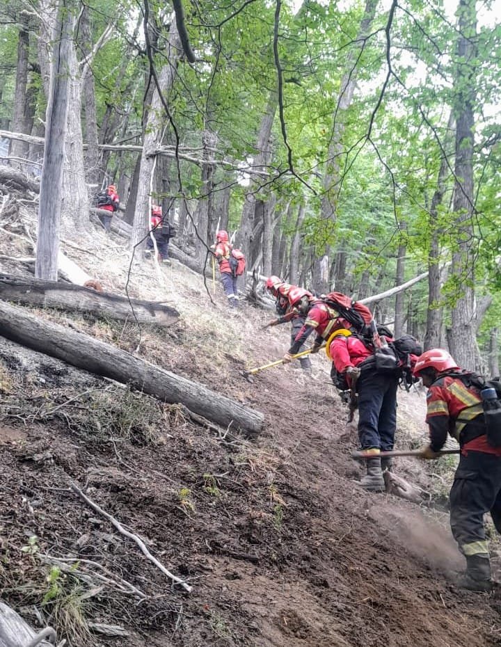 Sigue el intenso operativo para controlar el incendio forestal en Trevelin