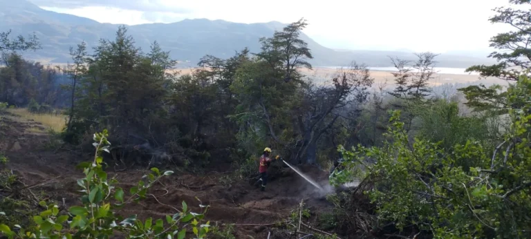 Intensifican el combate de incendios en la Huella de los Rifleros y el Parque Los Alerces