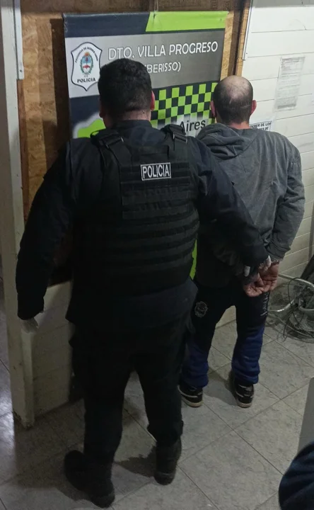 Un hombre atacó a un perro a mordiscos y lo ahorcó hasta matarlo