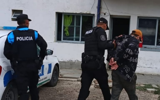 Estaba prófugo y la policía lo atrapó caminando por la Avenida Kennedy