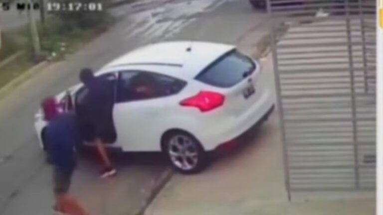 Insólito: le robaron el auto mientras entregaba unas flores por San Valentín y salió en vivo por televisión