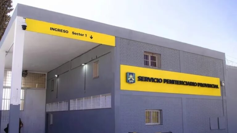 Un preso se tragó una tijera y tuvieron que internarlo de urgencia