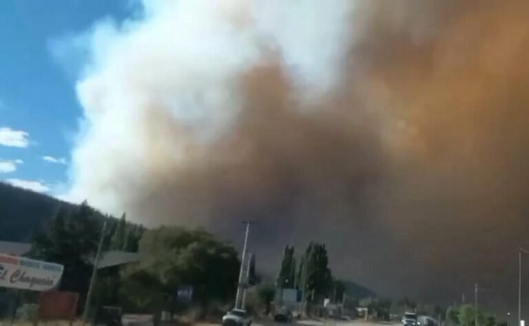 Evacúan Chiquilihuin y turistas por incendio en Valle Magdalena