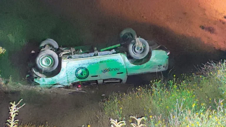 Volcó una camioneta con brigadistas que combatían incendios en Neuquén