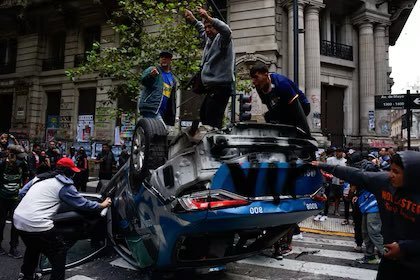 Manifestantes dieron vuelta y prendieron fuego un patrullero durante la marcha de los jubilados