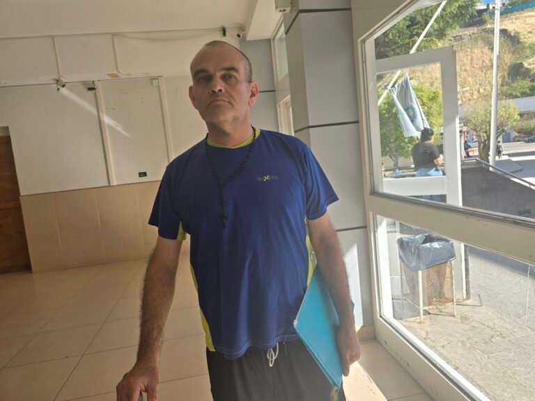 Vive en la sala 151 del Hospital: quedó en la calle tras un accidente laboral