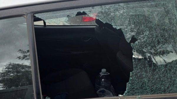 Tiene 12 años y lo atraparon rompiendo vidrios y robando