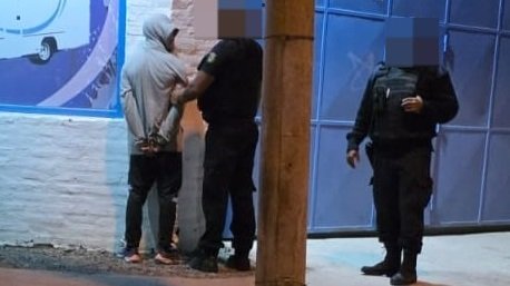 Vio delincuentes entrando a su casa y los persiguió