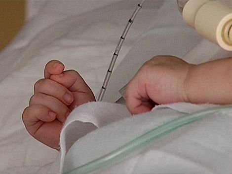 Un bebé de 8 meses murió con signos de abuso sexual e investigan a su familia